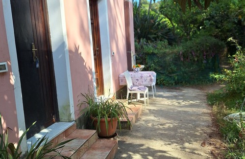 Cinque Terre Apartment | Hesperide's garden. A small apartment in the green of Cinque Terre.