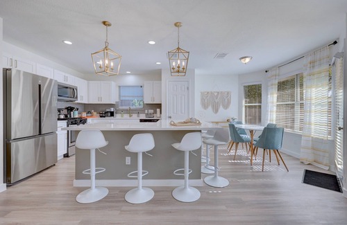 Willow Run House | Hestia: 5BR/3BA | Sleeps 12 Near Domain