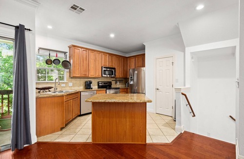 Riverside House | Hestia: Contemporary 3br Townhome in Austin with King, W/D, garage