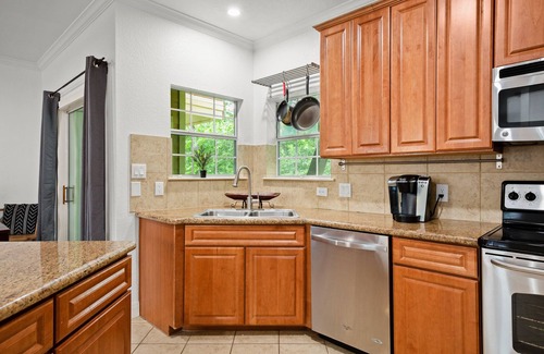 Riverside House | Hestia: Contemporary 3br Townhome in Austin with King, W/D, garage