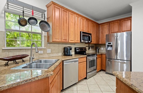 Riverside House | Hestia: Contemporary 3br Townhome in Austin with King, W/D, garage