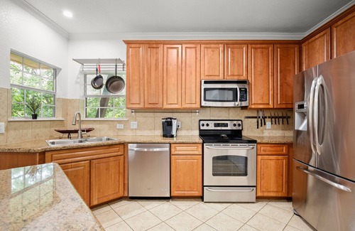 Riverside House | Hestia: Contemporary 3br Townhome in Austin with King, W/D, garage