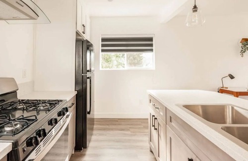 Los Angeles House | HexHaus, a Bright & Modern Newly Renovated Home with Free Parking