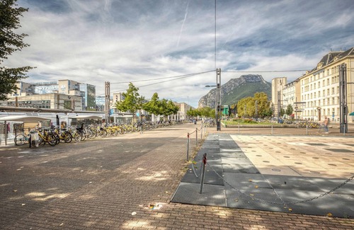 Secteur 1 Apartment | #HG | Beautiful T2 renovated in the hyper center, facing train station 🚅