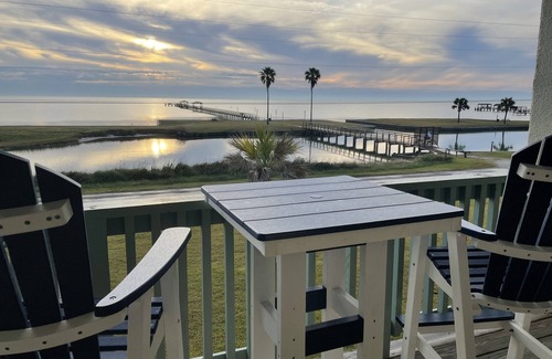 Sailhouse Apartment | HGTV's Beachfront Bargain Hunt on the water in Rockport