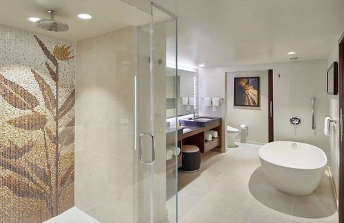 Waikiki Resort | HGVC Hokulani Waikiki Luxury, 1 BR Suites, Rooftop Pool/Spa, Close to Ft Derussy
