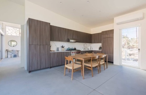 Pioneertown House | Hi-Desert Fade By Homestead Modern - Design Retreat w/Hot Tub, Cowboy Pool + Vi
