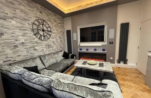 Fishponds Apartment | Hi spec Victorian apartment with Rooftop Hot tub