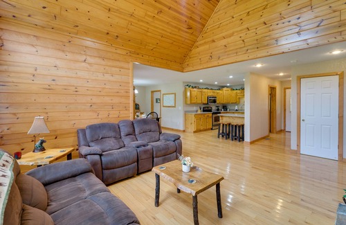 Hiawassee Cabin | Hiawassee Riverfront Cabin: 7 Mi to Lake Chatuge!
