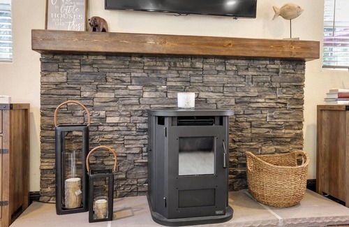 West Village Cabin | Hibernation Station- Walk to town, hike to lake!