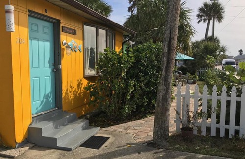 Flagler Beach Apartment | Hibiscus Cottage - At Casas de la Playa Central