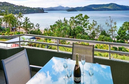 Hamilton Island Apartment | Hibiscus Lodge 208, Beachfront Apartment on Hamilton Island