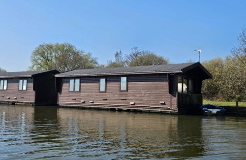 Smallburgh Boat Rental | Hickling Broads Lodge Houseboat