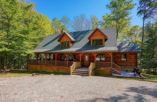 Logan Cabin | Hickory Hill Lodge -Pet Friendly- 6 bedroom luxury log cabin near Hocking Hills