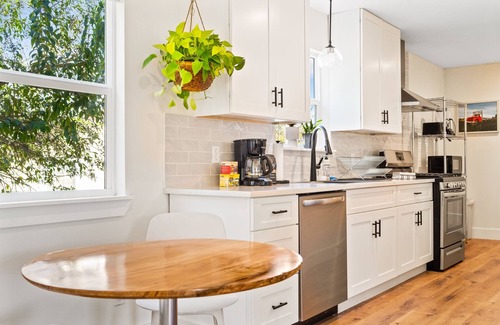 Lockhart House | Hickory House - Family/Group and Pet-Friendly Retreat Near Lockhart Square!