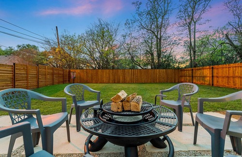 Lockhart House | Hickory House - Family/Group and Pet-Friendly Retreat Near Lockhart Square!