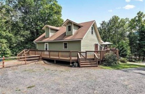 Gerton Cabin | Hickory Nut Hideaway by AvantStay | Mountain Views
