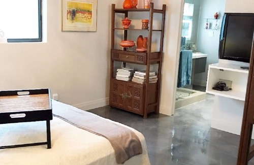 Kessler House | Hidden Cliff Private Suite in Bishop Arts Mid Century Resort