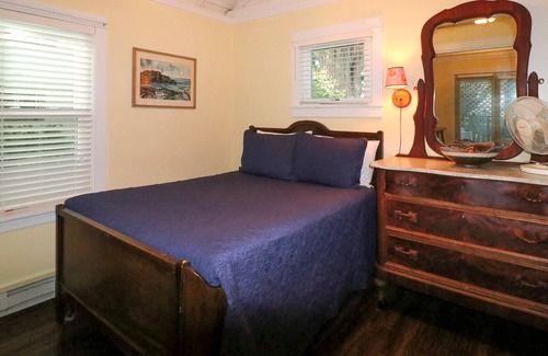 Bayfield Cottage | Hidden Cottage downtown Bayfield, Walk to Everything!!! 1/2 block from Lake.