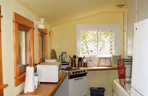 Bayfield Cottage | Hidden Cottage downtown Bayfield, Walk to Everything!!! 1/2 block from Lake.