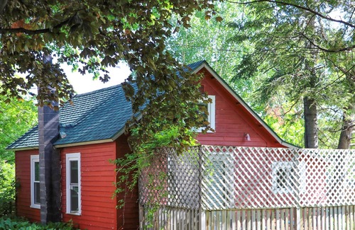 Bayfield Cottage | Hidden Cottage downtown Bayfield, Walk to Everything!!! 1/2 block from Lake.