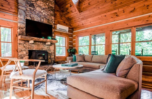 Asheville Cabin | Hidden Cove Cabin: Cabin Near Downtown AVL! Hot Tub, Game Rm!