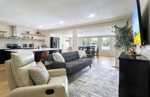 Gravois Mills House | ‼️Hidden Cove Oasis‼️| 4BR Lakefront Retreat