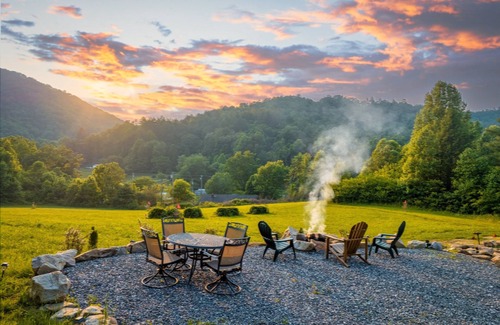 Robbinsville Cabin | Hidden & Cozy Mountain Gem ~ Tail of the Dragon!