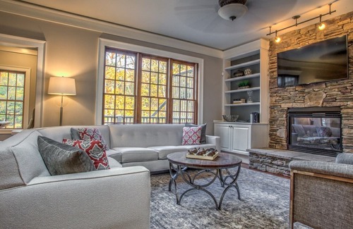 Asheville House | Hidden Creek Lodge: Upscale Retreat on Doorstep of Dwtn AVL with Hot Tub!