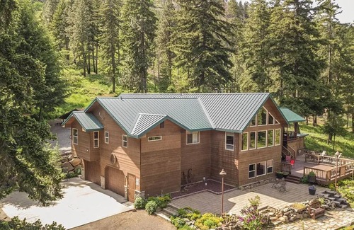 Cle Elum Cabin | Hidden Escape! A Cabin Retreat with Saltwater Hot Tub Surrounded by Nature!