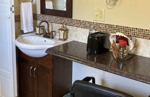 Wichita Apartment | Hidden Gem! 1-bedroom studio, WIFI and Parking.