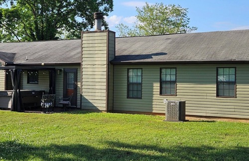 Houston County House | Hidden Gem - 3BD, 2FB w/Jacuzzi + Pool Table
