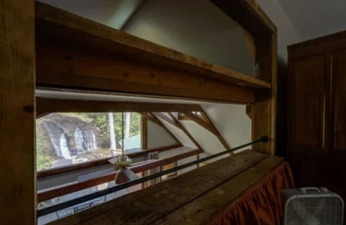 Franklin Cabin | Hidden Gem Falls, The Rainforest Waterfall Retreat with creekside fire pit!🔥