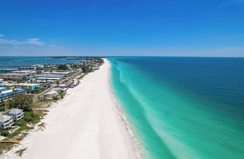 River District Apartment | Hidden Gem for Couples, Friends, or Solo King Bed, Parking & Beach Gear