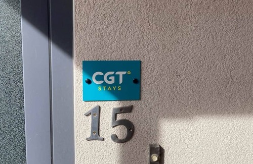 Cheltenham House | Hidden Gem | Free Parking | Wi -Fi | Courtyard