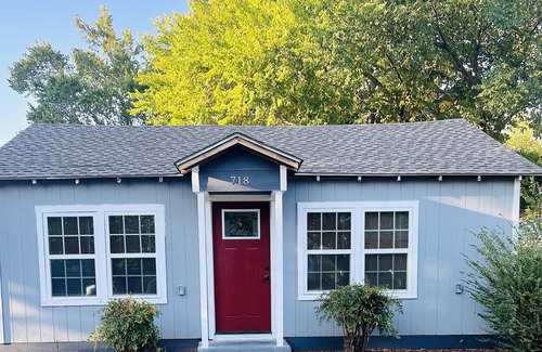 Ada House | Hidden gem in older neighborhood!