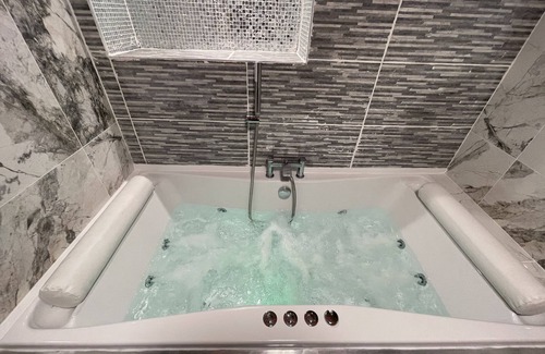 Luton Apartment | Hidden Gem Lt Properties Jacuzzi bath Super king size round bed
