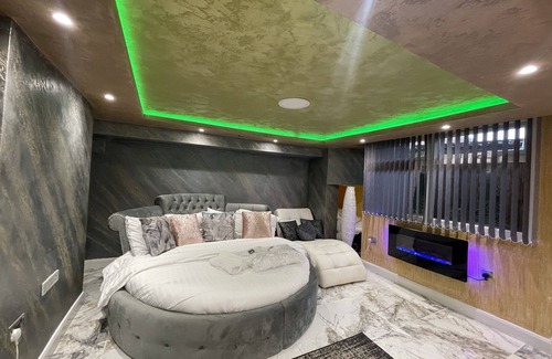 Luton Apartment | Hidden Gem Lt Properties Jacuzzi bath Super king size round bed