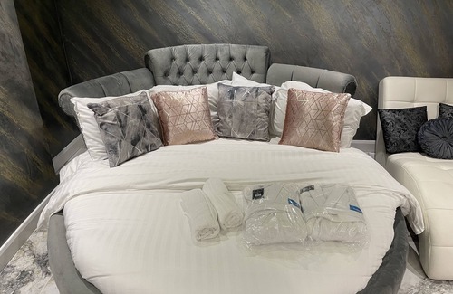Luton Apartment | Hidden Gem Lt Properties Jacuzzi bath Super king size round bed