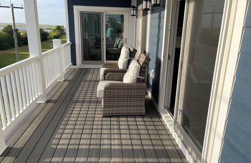 Milford House | Hidden Gem, Relax, Water Views, Bay Breezes Elevator & Decks & Hot Tub