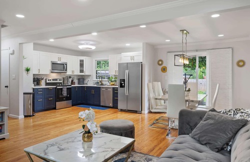 Hikes Point House | Hidden Gem: Stylish Comfort, Prime Location