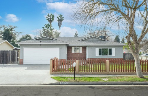 Fresno House | Hidden Gem Upgraded 4/2 in NW Fresno w RV Parking