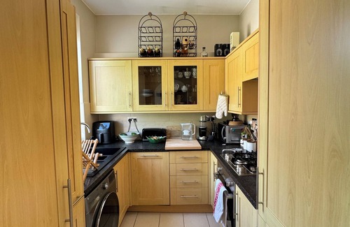 Parsons Green and Walham Apartment | Hidden Gem w/Private Terrace, Fulham Broadway!