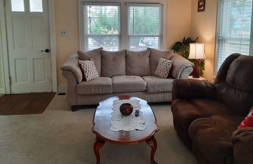 Southwest Raleigh Cottage | Hidden gem -west Raleigh-king bed-screened porch - fenced backyard