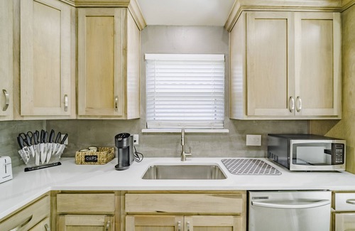 Corinth House | Hidden Gem with king beds, backyard shaded oasis