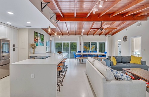 Fort Lauderdale Villa | Hidden Getaway Pool Home on 1.5 acres near all. Sleeps 17. Pool, ping pong etc.