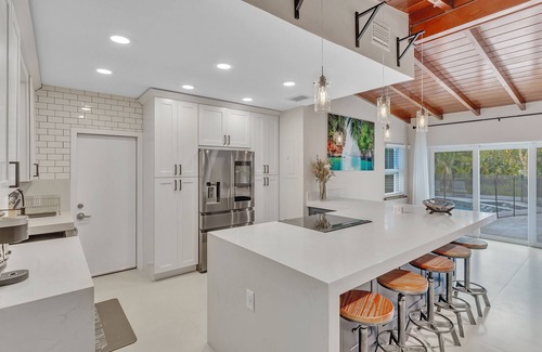 Fort Lauderdale Villa | Hidden Getaway Pool Home on 1.5 acres near all. Sleeps 17. Pool, ping pong etc.