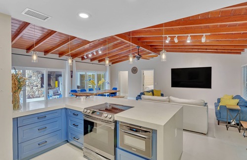 Fort Lauderdale Villa | Hidden Getaway Pool Home on 1.5 acres near all. Sleeps 17. Pool, ping pong etc.