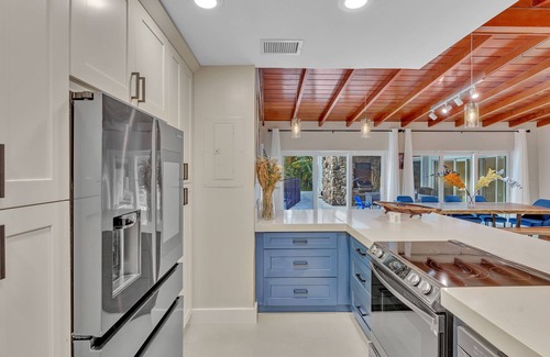 Fort Lauderdale Villa | Hidden Getaway Pool Home on 1.5 acres near all. Sleeps 17. Pool, ping pong etc.