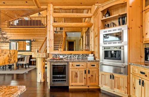 Castle Glen Estates Apartment | Hidden Haven Estate + Big Bear Lake Views + Snow Play